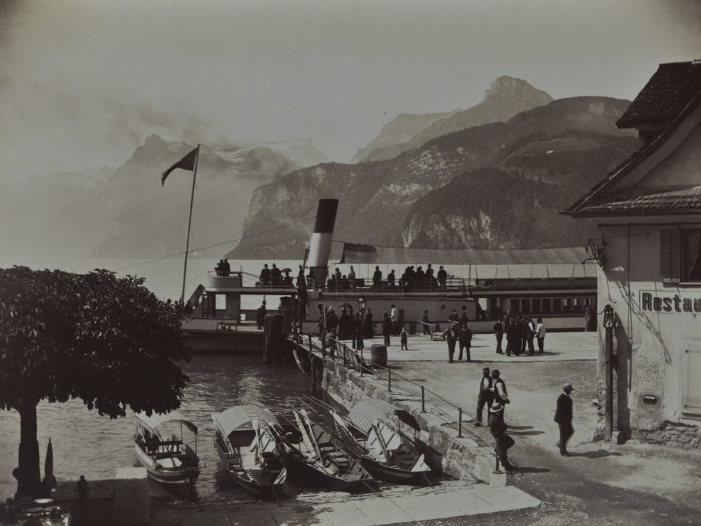 Brunnen, Schiffstation mit Passagieren, anlegendes Dampfschiff. Vor 1900. Sammlung Schweizerisches Nationalmuseum
