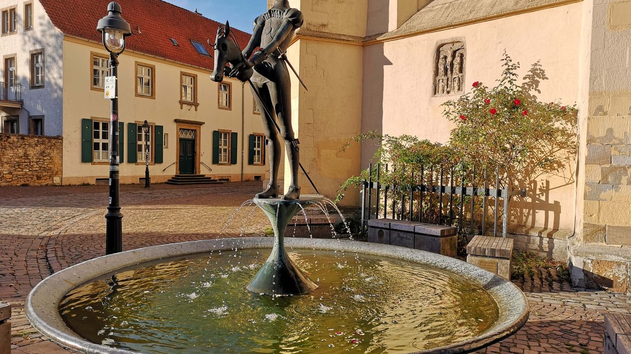 Der Brunnen wurde 1978/79 vom Osnabrücker Bildhauer Hans Gerd Ruwe geschaffen