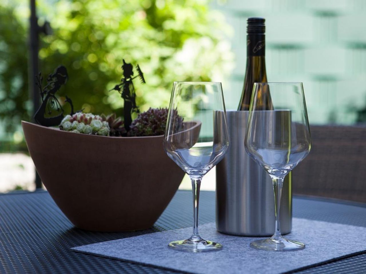 Bild vergrößern: Terrasse, genießen Sie gerne einen Wein...