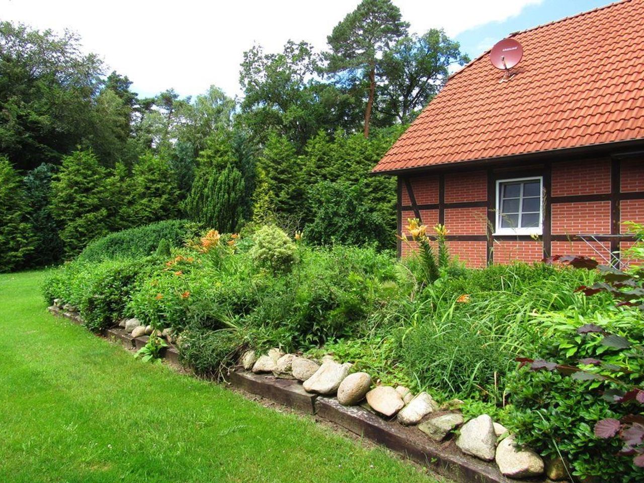 Bild vergrößern: Terrasse und Garten