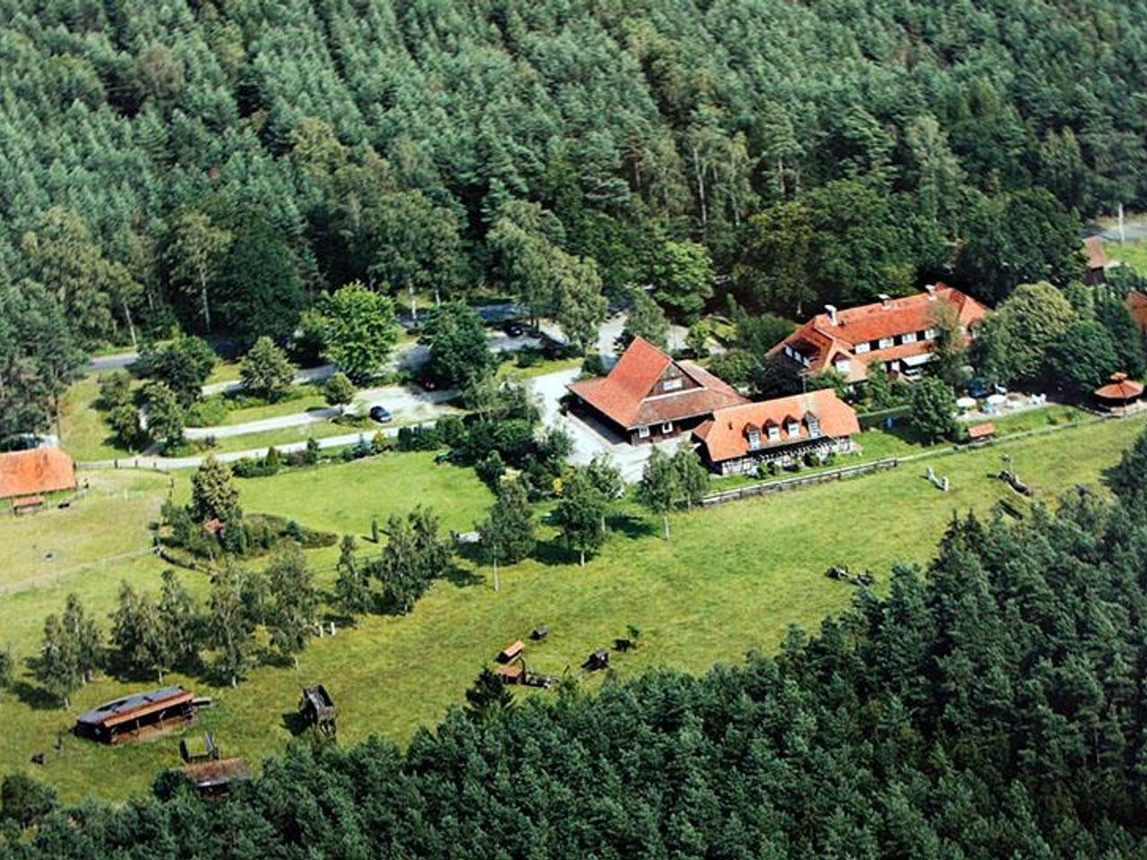Bild vergrößern: Luftbild des großzügigen Geländes im Naturpark