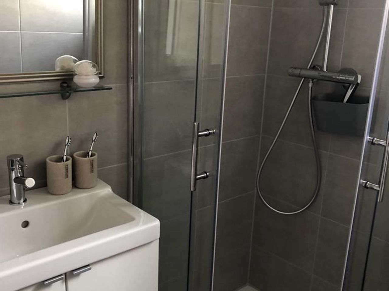 Bild vergrößern: Neues Badezimmer mit Dusche