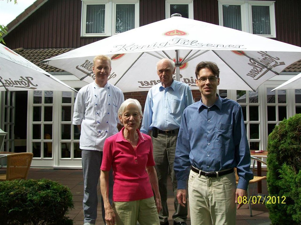 Bild vergrößern: Familie Schaper mit Küchenchef Torsten Holub