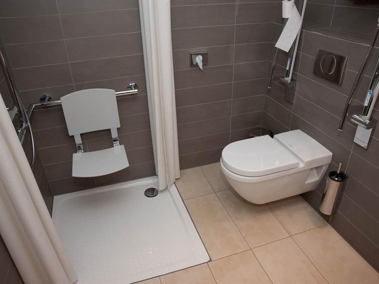 Bild vergrößern: barrierefreies Badezimmer Dusche und WC