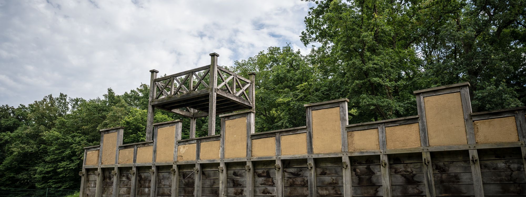Holz-Erde-Mauer im Römerpark Bergkamen