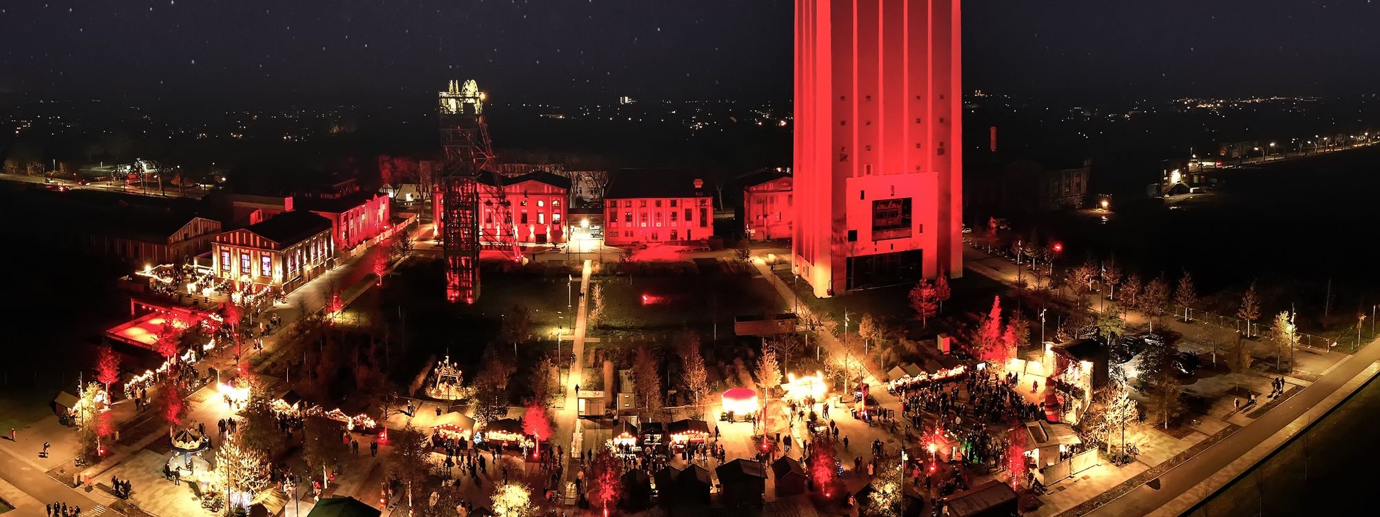 Lichterglanz und illuminierte Bergbaukulisse