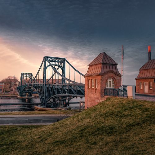 Kaiser-Wilhelm-Brücke mit Brückenwärterhäuschen