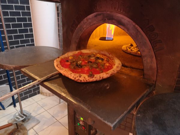 Neapolitanische Pizza aus dem Steinofen bei Nola