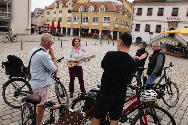 Konstanze Niemz bei einer ihrer geführten Radtouren in Aktion Konstanze Niemz bei einer ihrer geführten Radtouren in Aktion