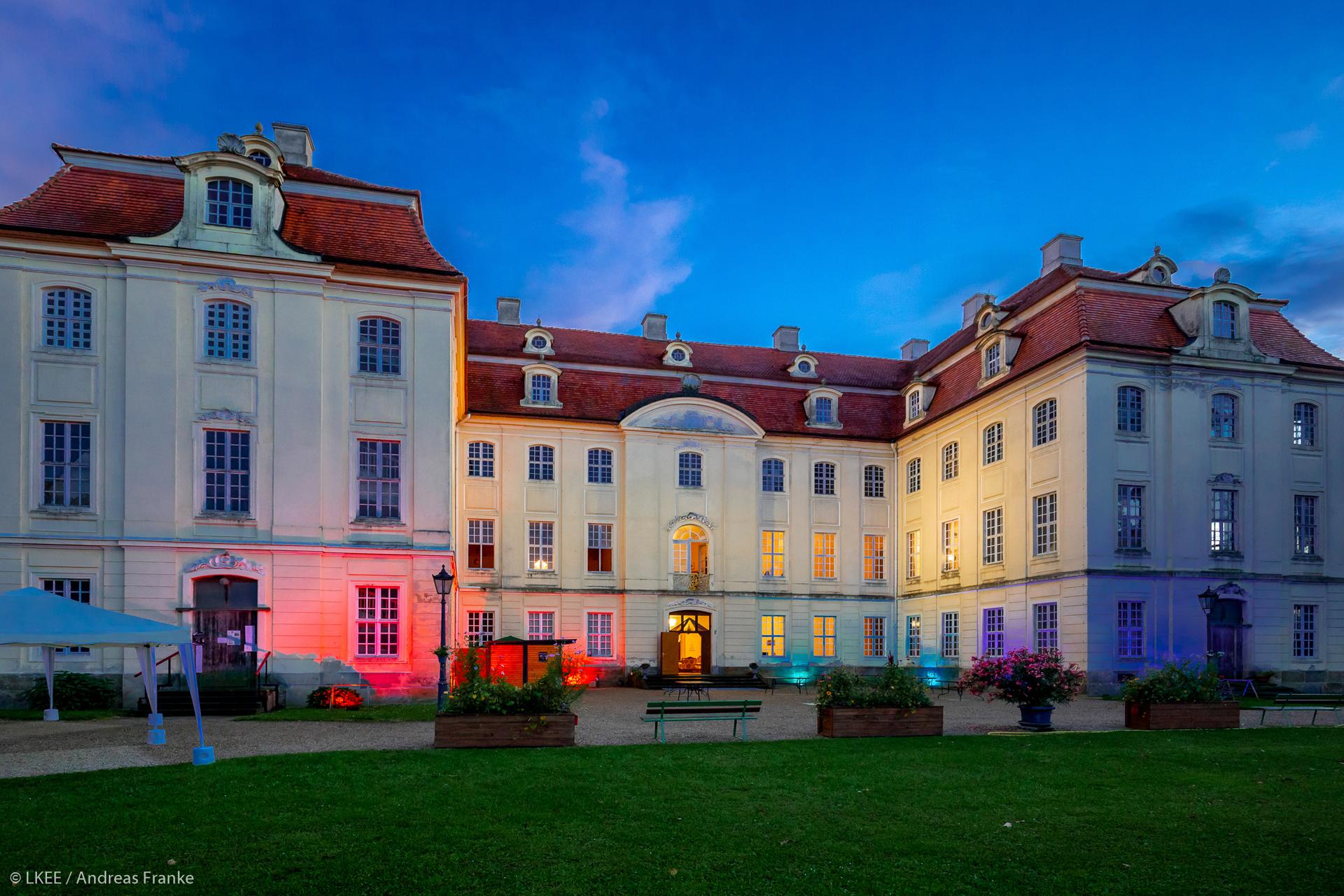Schloss Martinskirchen bunt angestrahlt Schloss Martinskirchen bunt angestrahlt