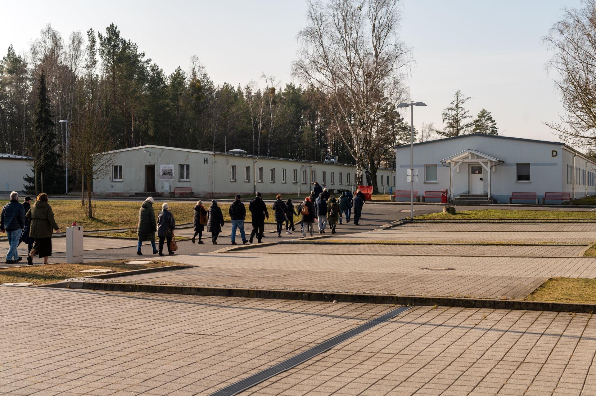Gruppe auf dem Weg zur Ausstellungsbaracke (links) auf dem Gelände der Landesfeuerwehrschule, Foto: Georg Vesper Gruppe auf dem Weg zur Ausstellungsbaracke (links) auf dem Gelände der Landesfeuerwehrschule, Foto: Georg Vesper