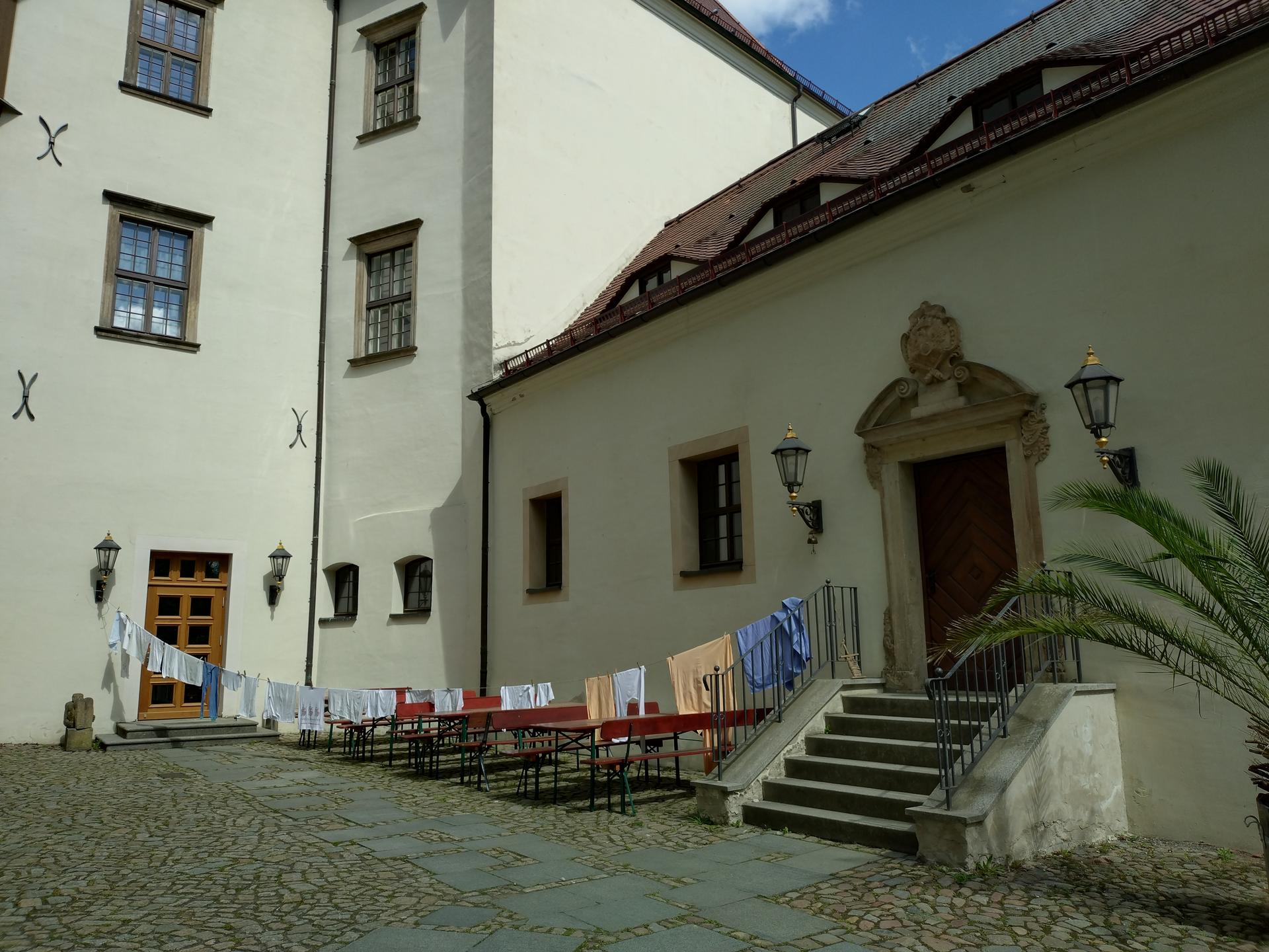 Waschtag im Schlosshof Waschtag im Schlosshof