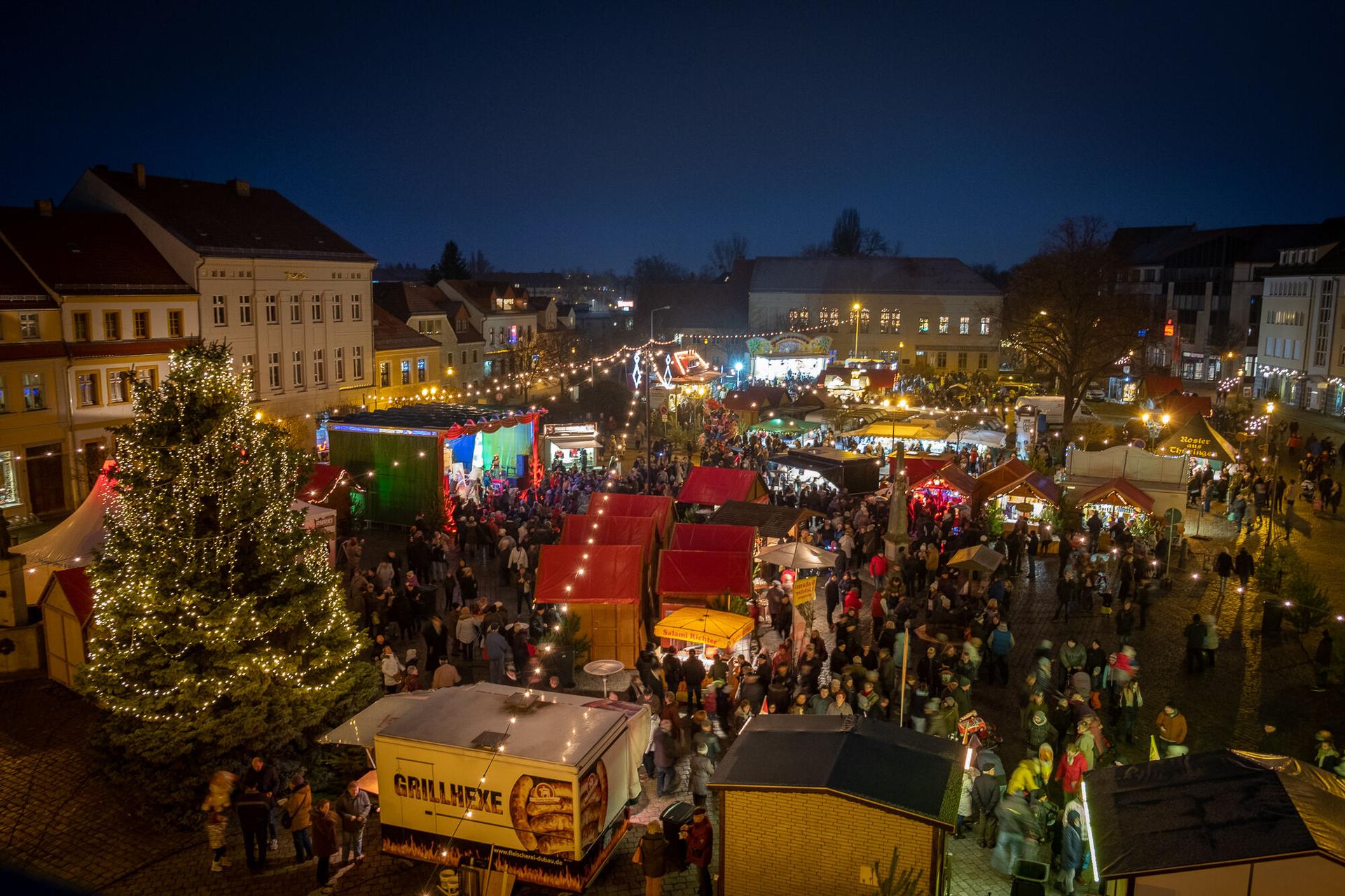 Blick auf den Weihnachtsmarkt vom Rathaus (Quelle: Nico Thäle, Stadt Hoyerswerda) Blick auf den Weihnachtsmarkt vom Rathaus (Quelle: Nico Thäle, Stadt Hoyerswerda)