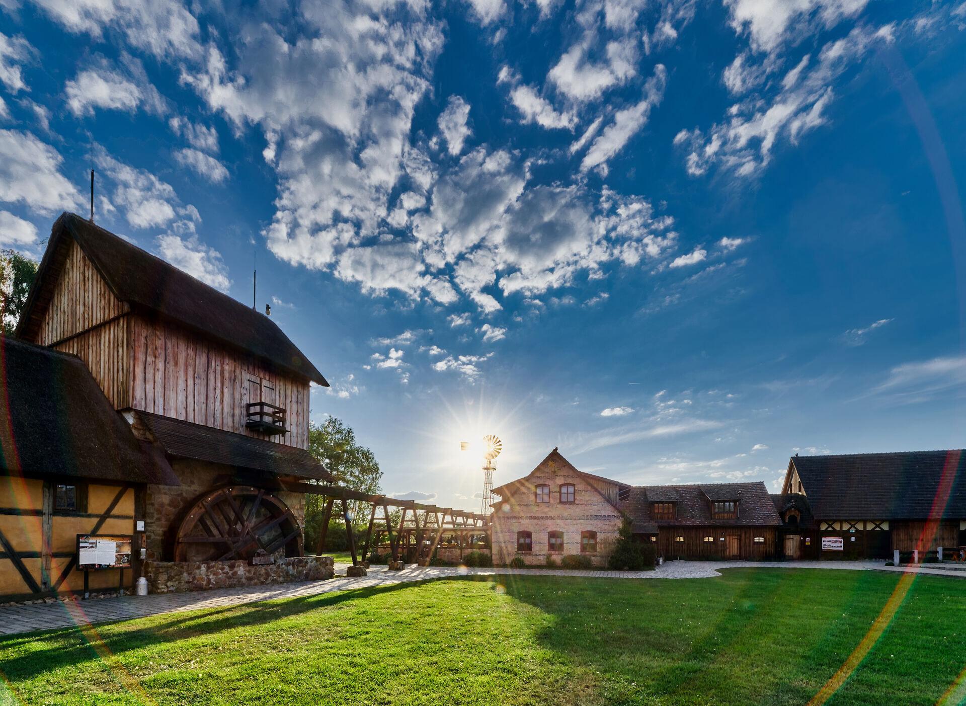 Krabatmühle Außenansicht (Quelle: Daniel Reiche, Kulturzentrum KRABAT-Mühle Schwarzkollm gGmbH) Krabatmühle Außenansicht (Quelle: Daniel Reiche, Kulturzentrum KRABAT-Mühle Schwarzkollm gGmbH)