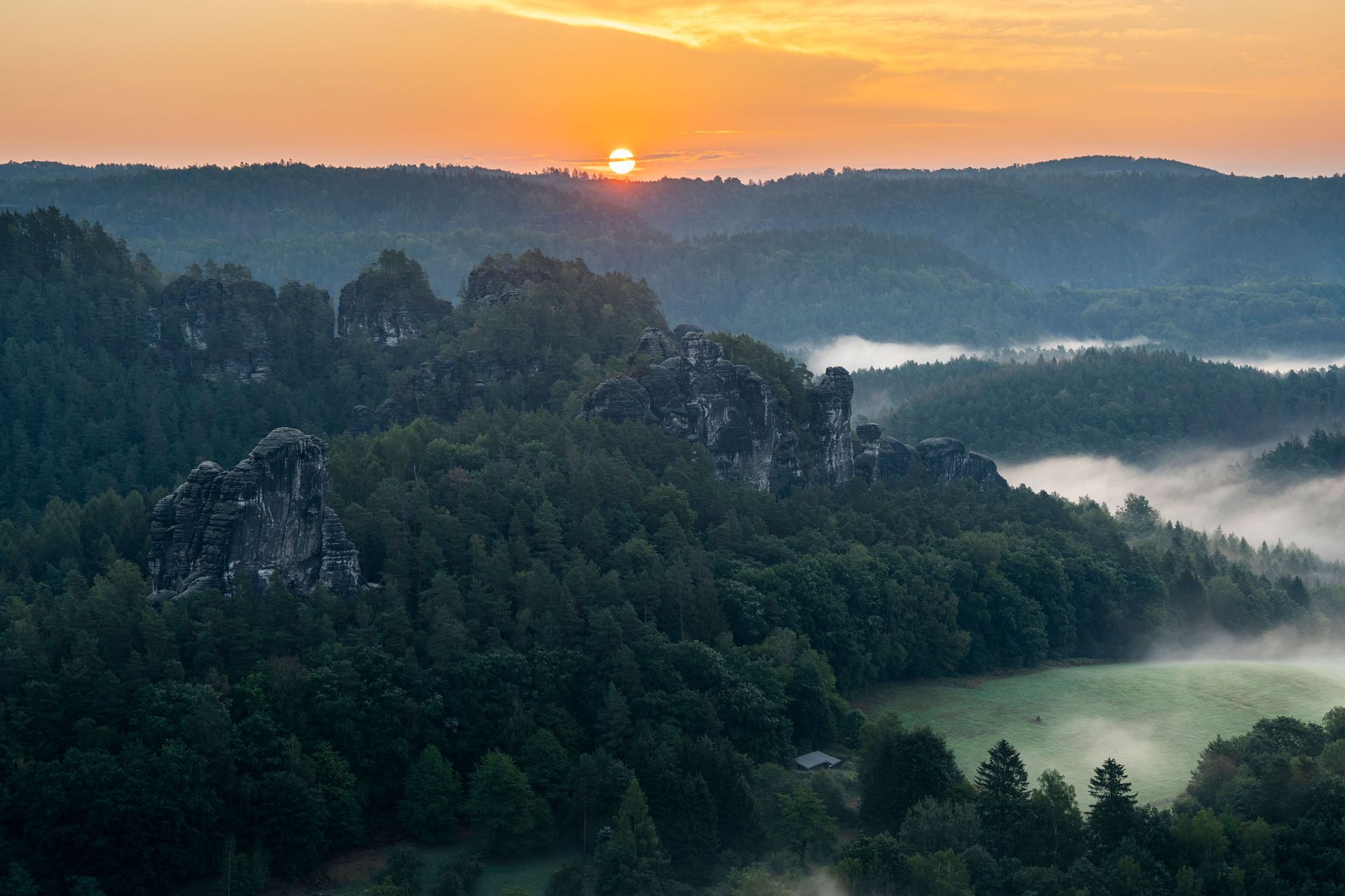 Sonnenaufgang im Basteigebiet (Quelle: Philipp Zieger) Sonnenaufgang im Basteigebiet (Quelle: Philipp Zieger)