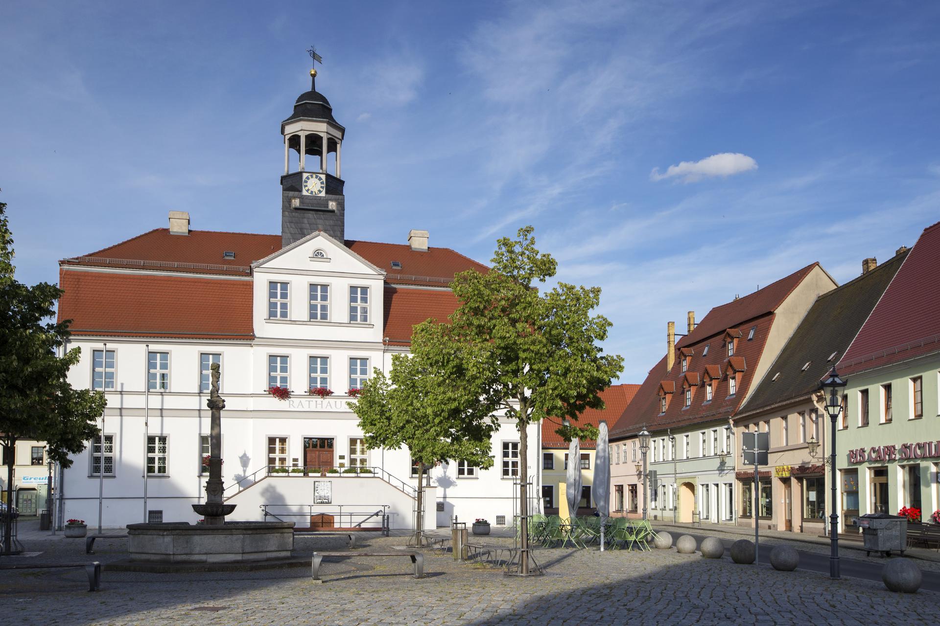 Rathaus auf dem Marktplatz in Bad Düben - Architektur in der Region Leipzig (Quelle: CC BY 4.0, Thomas Bichler) Rathaus auf dem Marktplatz in Bad Düben - Architektur in der Region Leipzig (Quelle: CC BY 4.0, Thomas Bichler)