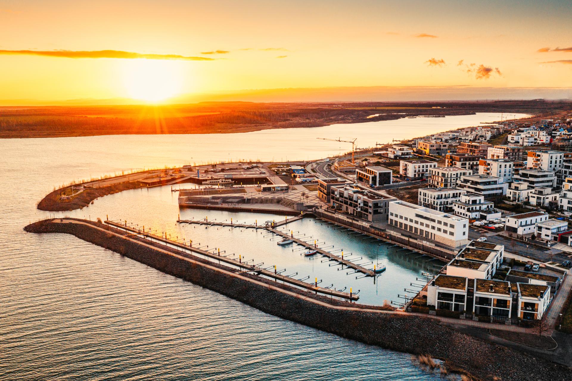 Kap am Zwenkauer See bei Sonnenuntergang (Quelle: CC-BY 4.0, Philipp Kirschner) Kap am Zwenkauer See bei Sonnenuntergang (Quelle: CC-BY 4.0, Philipp Kirschner)