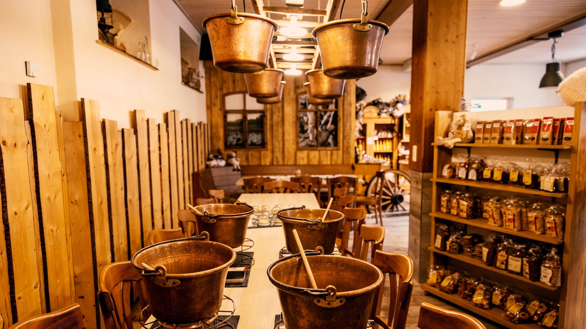 Schauwerkstatt auf dem Rößler-Hof in Burkhardtsdorf (Quelle: TVE/ Mountainlovers) Schauwerkstatt auf dem Rößler-Hof in Burkhardtsdorf (Quelle: TVE/ Mountainlovers)