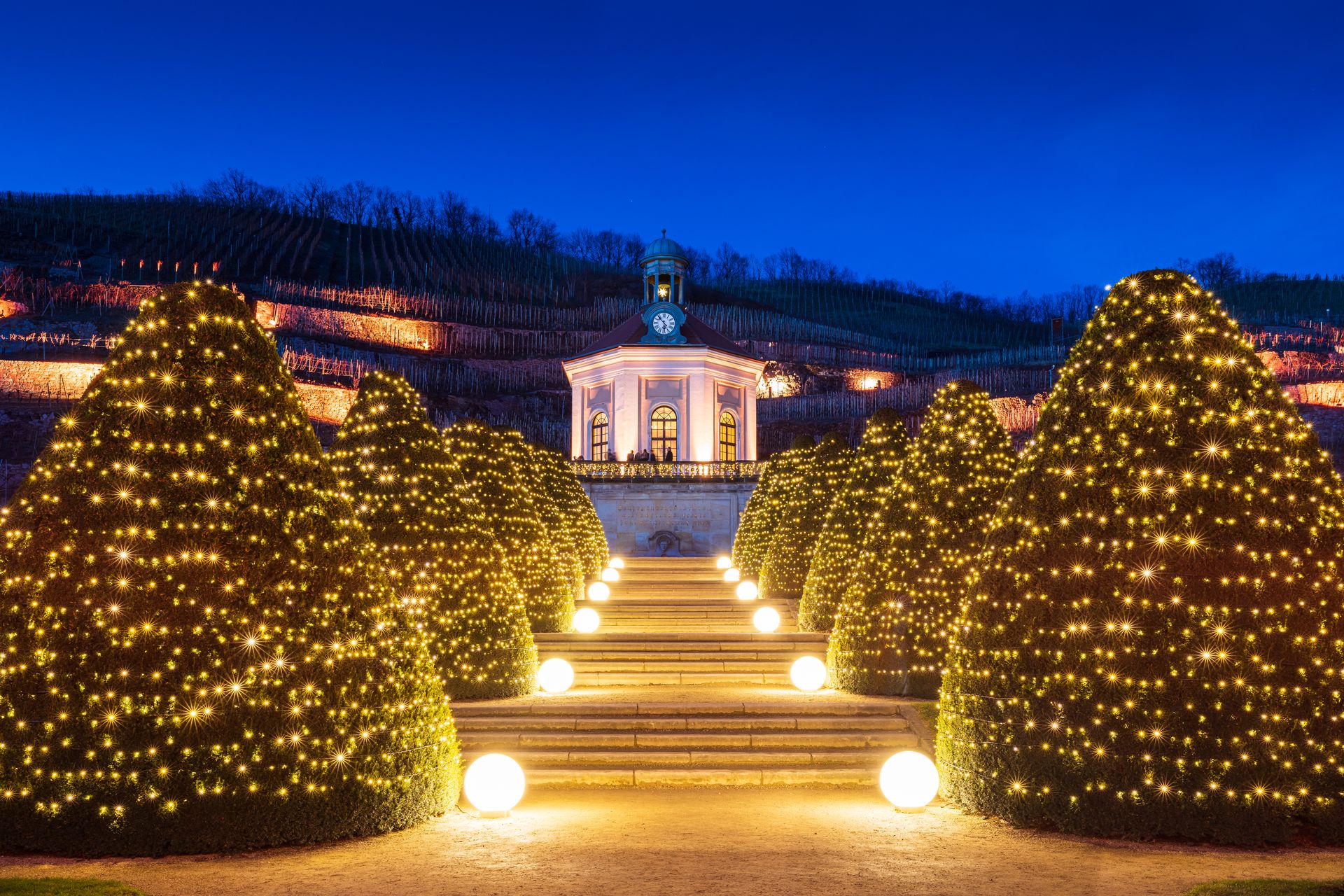 Wein und Licht auf Schloss Wackerbarth_ Das Belvedere auf Schloss Wackerbarth im winterlichen Glanz.jpg (Quelle: Daniel Bahrmann (DML-0)) Wein und Licht auf Schloss Wackerbarth_ Das Belvedere auf Schloss Wackerbarth im winterlichen Glanz.jpg (Quelle: Daniel Bahrmann (DML-0))