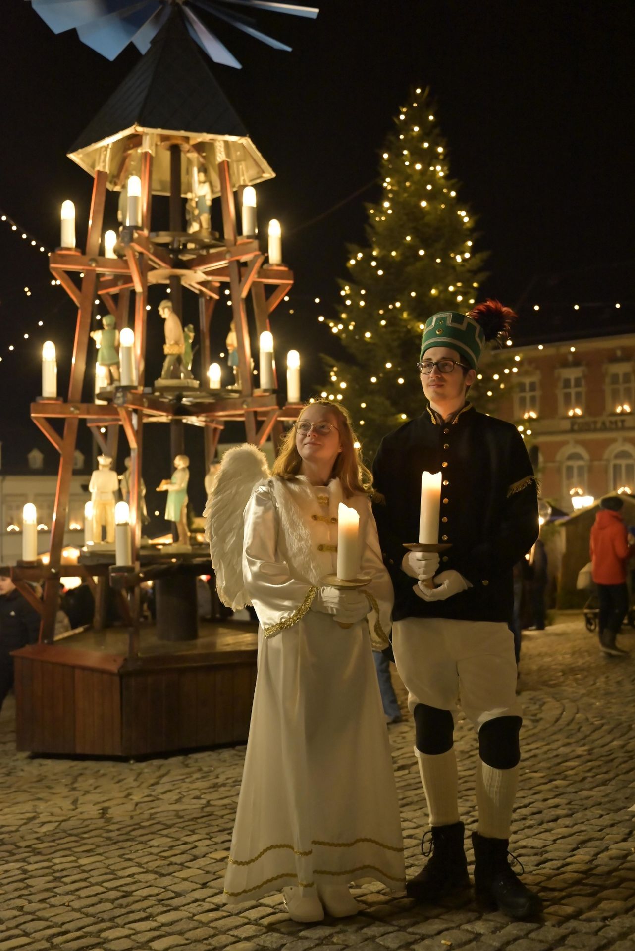 Weihnachtsmarkt in Lößnitz (Quelle: Stadt Lößnitz, Erlebnisheimat Erzgebirge) Weihnachtsmarkt in Lößnitz (Quelle: Stadt Lößnitz, Erlebnisheimat Erzgebirge)