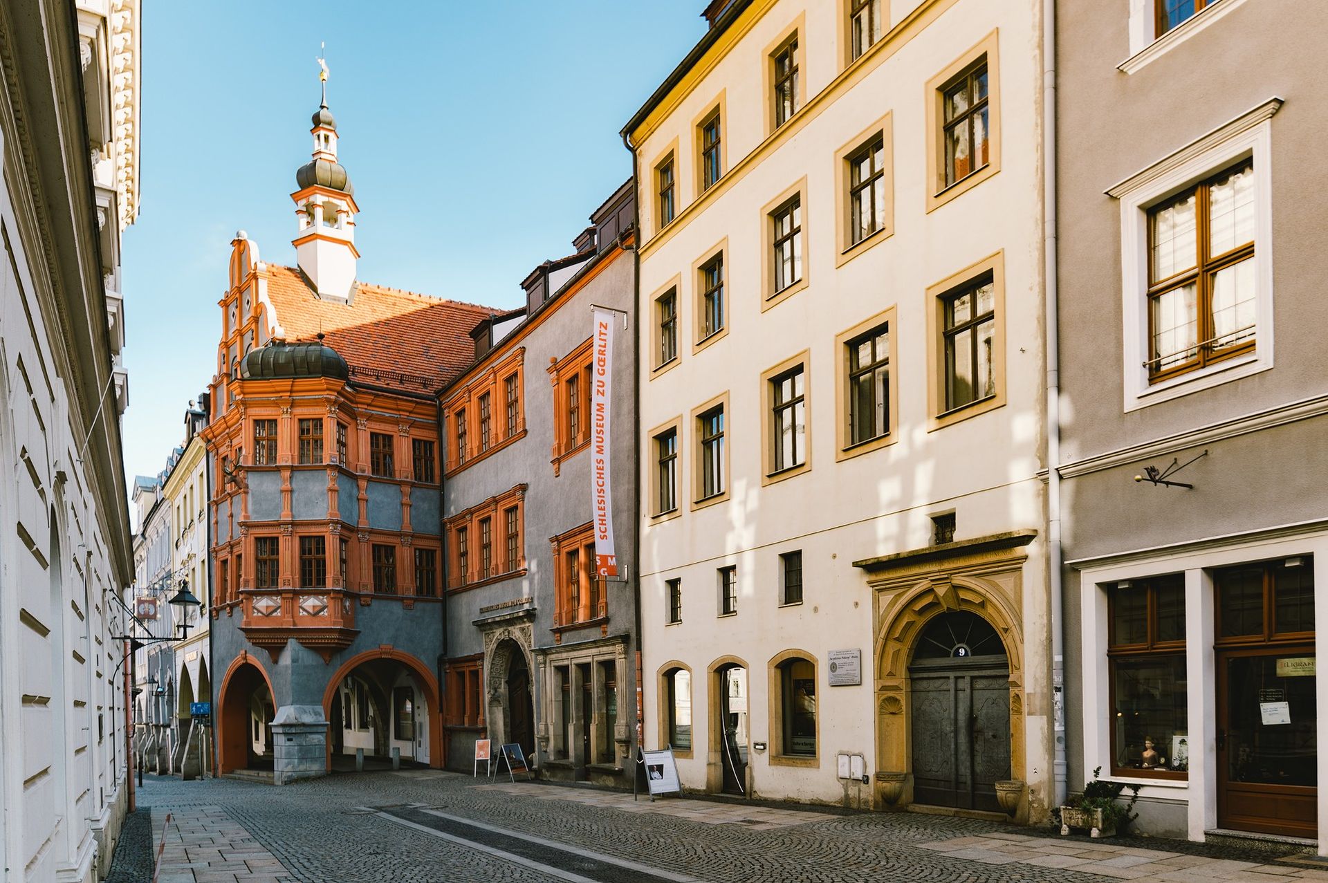 Brüderstraße mit Schlesischem Museum, Görlitz (Quelle: Europastadt GörlitzZgorzelec GmbH, Das Landschaftswunderland Oberlausitz) Brüderstraße mit Schlesischem Museum, Görlitz (Quelle: Europastadt GörlitzZgorzelec GmbH, Das Landschaftswunderland Oberlausitz)