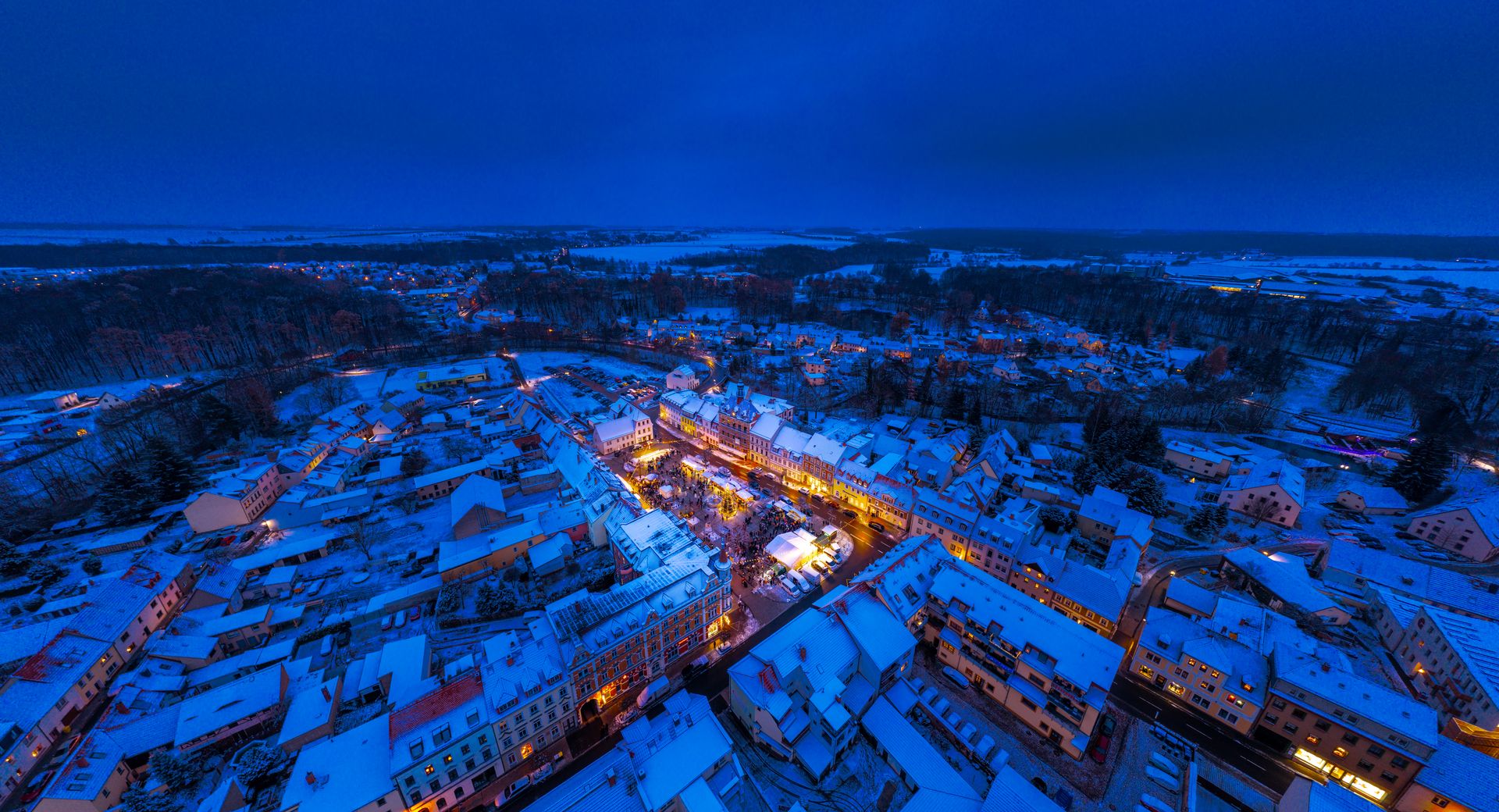 Weihnachtsmarkt-Frohburg-Marktplatz-Abend-Drohnenansicht-Advent-Region-Leipzig-Luftflug-leipzig-travel.jpg (Quelle: Region Luftaufnahmen) Weihnachtsmarkt-Frohburg-Marktplatz-Abend-Drohnenansicht-Advent-Region-Leipzig-Luftflug-leipzig-travel.jpg (Quelle: Region Luftaufnahmen)