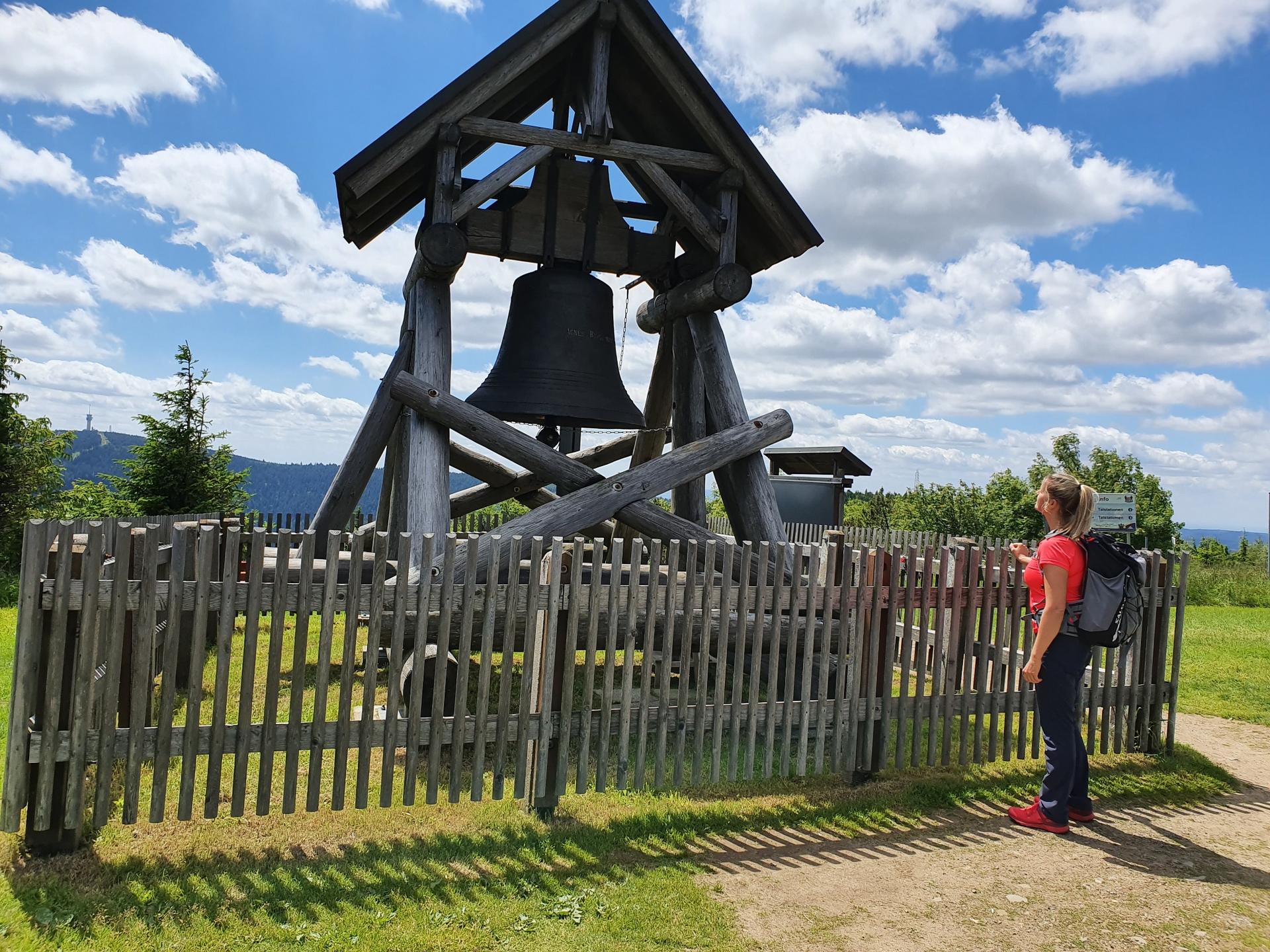 Friedensglocke auf dem Fichtelberg im Sommer (Quelle: Stadt Kurort Oberwiesenthal) Friedensglocke auf dem Fichtelberg im Sommer (Quelle: Stadt Kurort Oberwiesenthal)