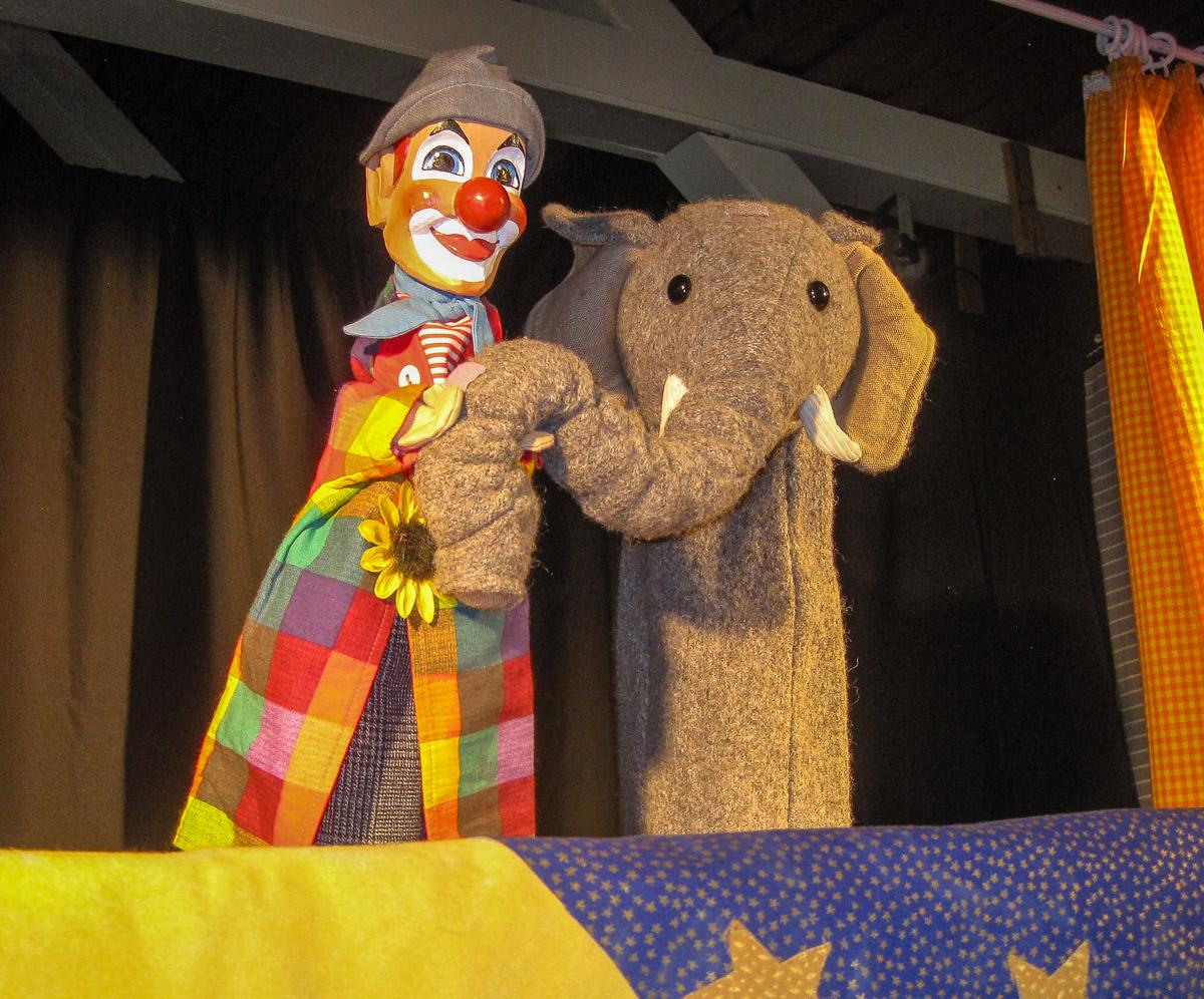 Clown und Elefant im Zirkus (Quelle: Kati's Kasperl Theater) Clown und Elefant im Zirkus (Quelle: Kati's Kasperl Theater)