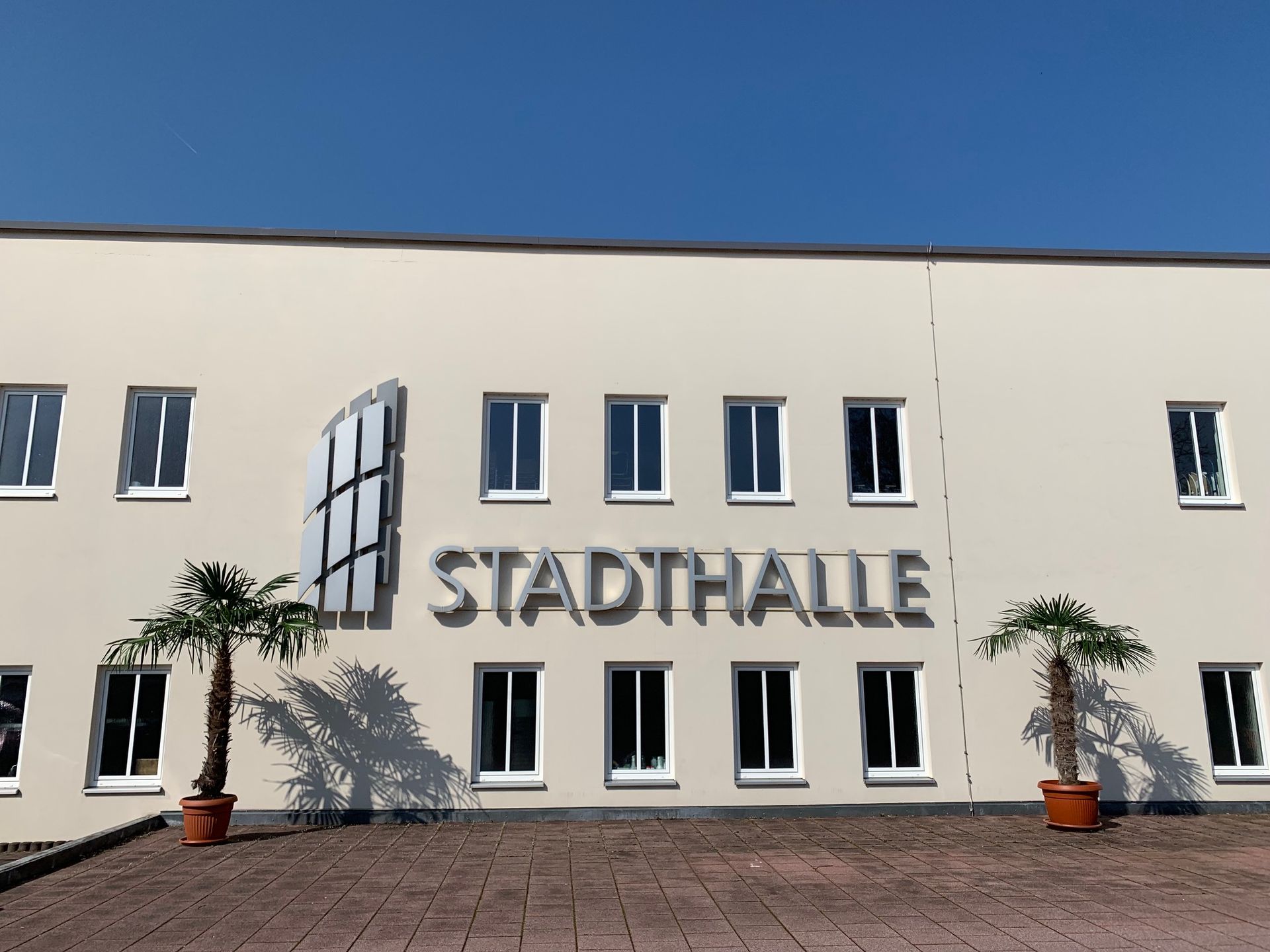Stadthalle Limbach-Oberfrohna Frontansicht (Quelle: FZLO) Stadthalle Limbach-Oberfrohna Frontansicht (Quelle: FZLO)