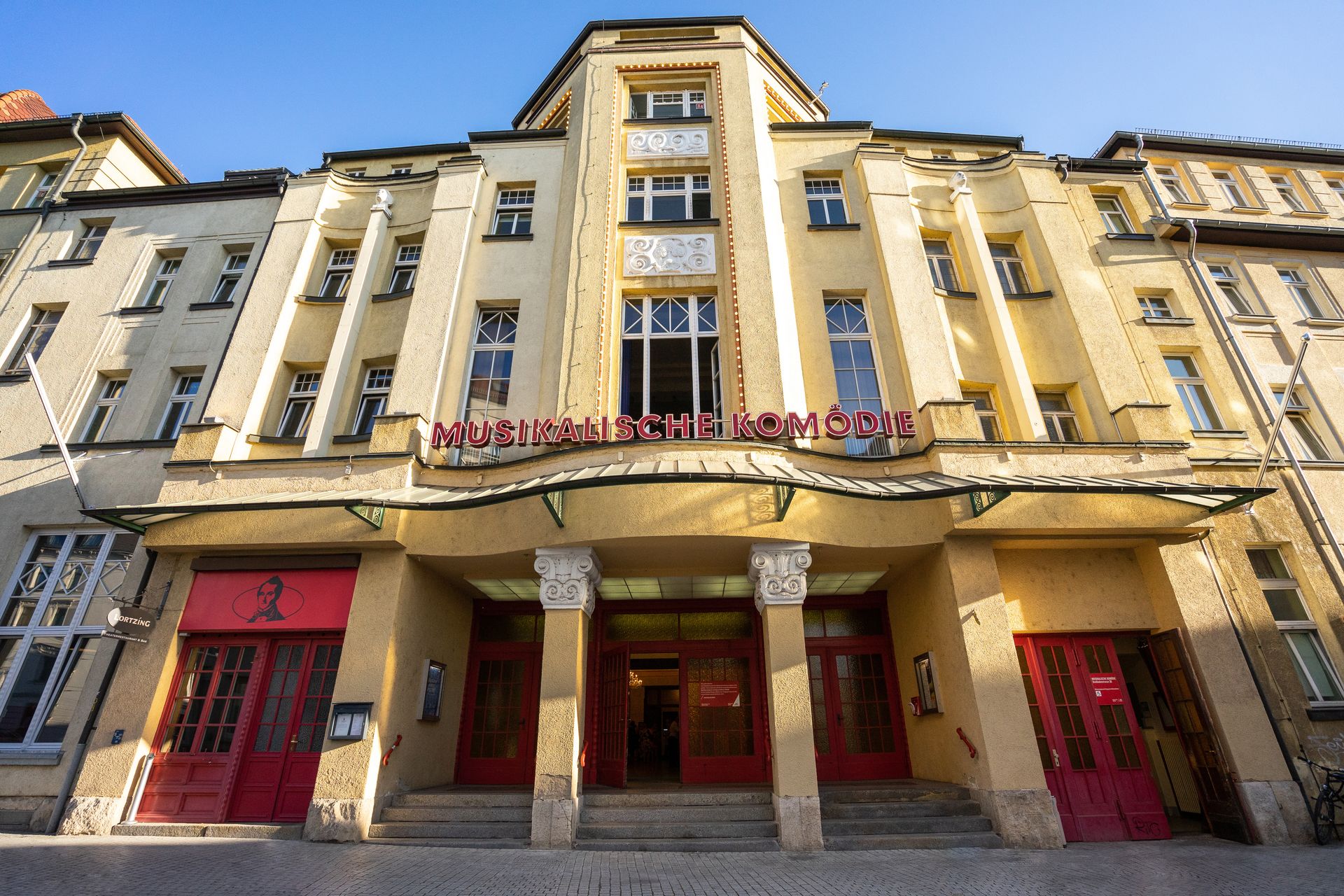 Eingang zur Musikalischen Komödie - Kultur in Leipzig (Quelle: www.tomwilliger.de, Tom Williger) Eingang zur Musikalischen Komödie - Kultur in Leipzig (Quelle: www.tomwilliger.de, Tom Williger)
