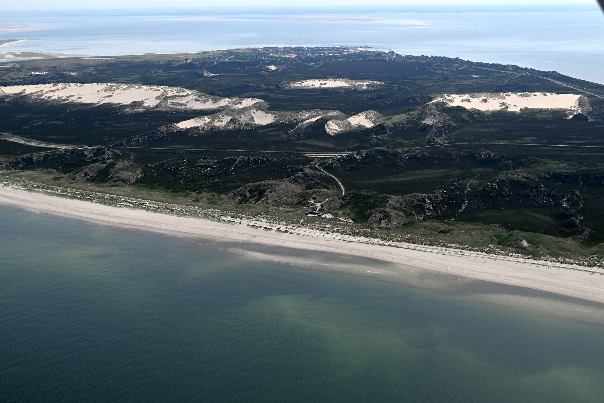 Wanderdünen mit Blick auf die Strandsauna und im Hintergrund List auf Sylt