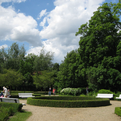 Gleich hinter der Tourist-Info Buckow befindet sich der Eingang zum Schlosspark