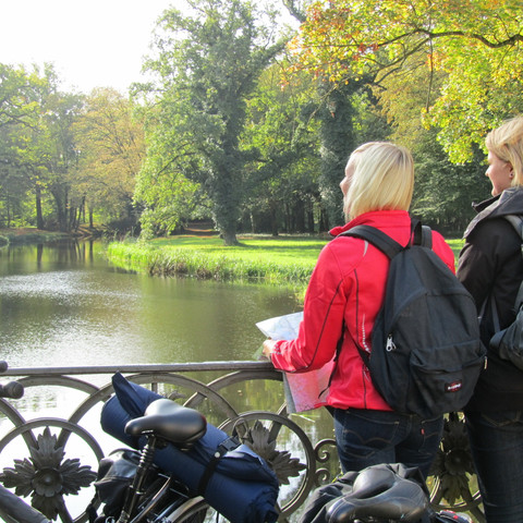 Radfahrer im Schlosspark Steinhöfel