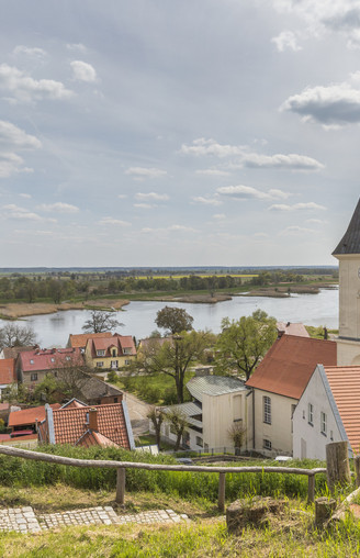 Blick vom Burgberg in Lebus auf die Kirche und die Oder
