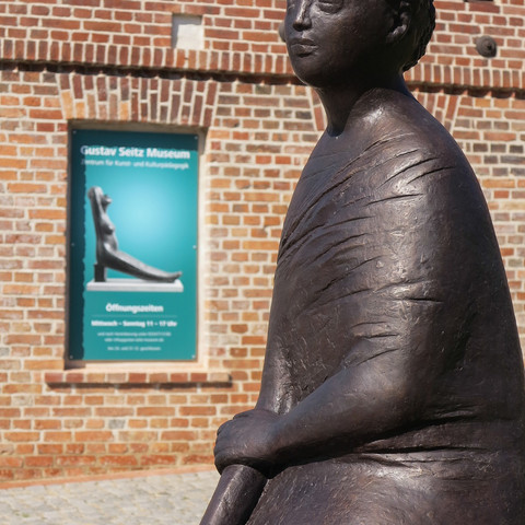 Sappho mit Plakat vor dem Gustav Seitz Museum