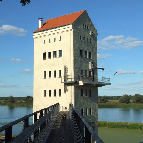 Aussenansicht des Verladeturms im Kulturhafen Groß Neuendorf
