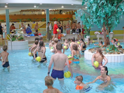 Wassersport mit Bällen im Inselbad Eisenhüttenstadt