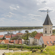 Blick vom Burgberg in Lebus auf die Kirche und die Oder