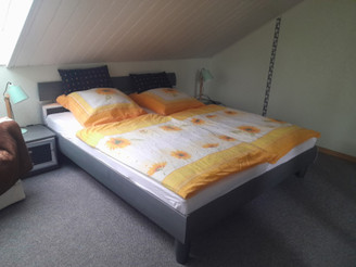 Erstes Schlafzimmer mit Doppelbett
