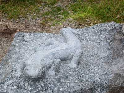 Skulptur einer Eidechse von R. Hoffmeister