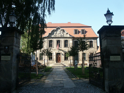 Außenaufnahme der ehemaligen Spiegelschen Kurie am Domplatz, die heute das Städtische Museum beherbergt.