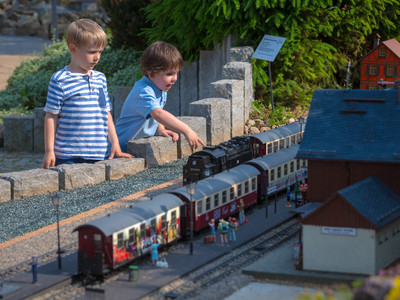 Kinder bestaunen die Eisenbahnanlagen im "kleinen Harz"