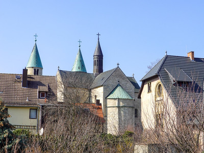 Blick auf Pfarrhaus und Stiftskirche St. Cyriakus