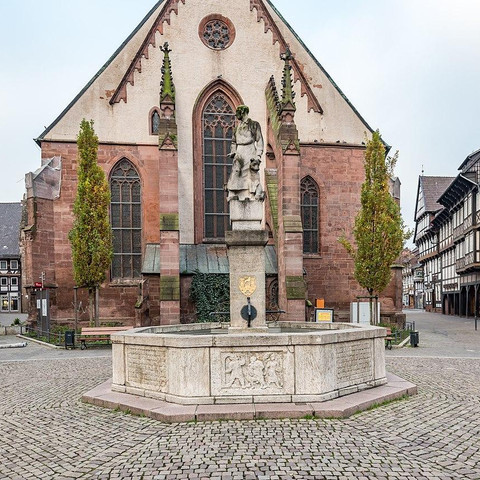1280px-Einbeck,_Marktplatz,_Marktkirche_St._Jacobi