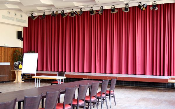 Saal mit Bühne im Restaurant-Hotel Oase- Haus am Luhner Forst