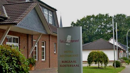 Hinweisschild Hotel zum Hollengrund in Heeslingen