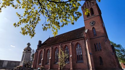 Seitenansicht der Heilig-Kreuz-Kirche in Bevern