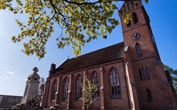 Seitenansicht der Heilig-Kreuz-Kirche in Bevern
