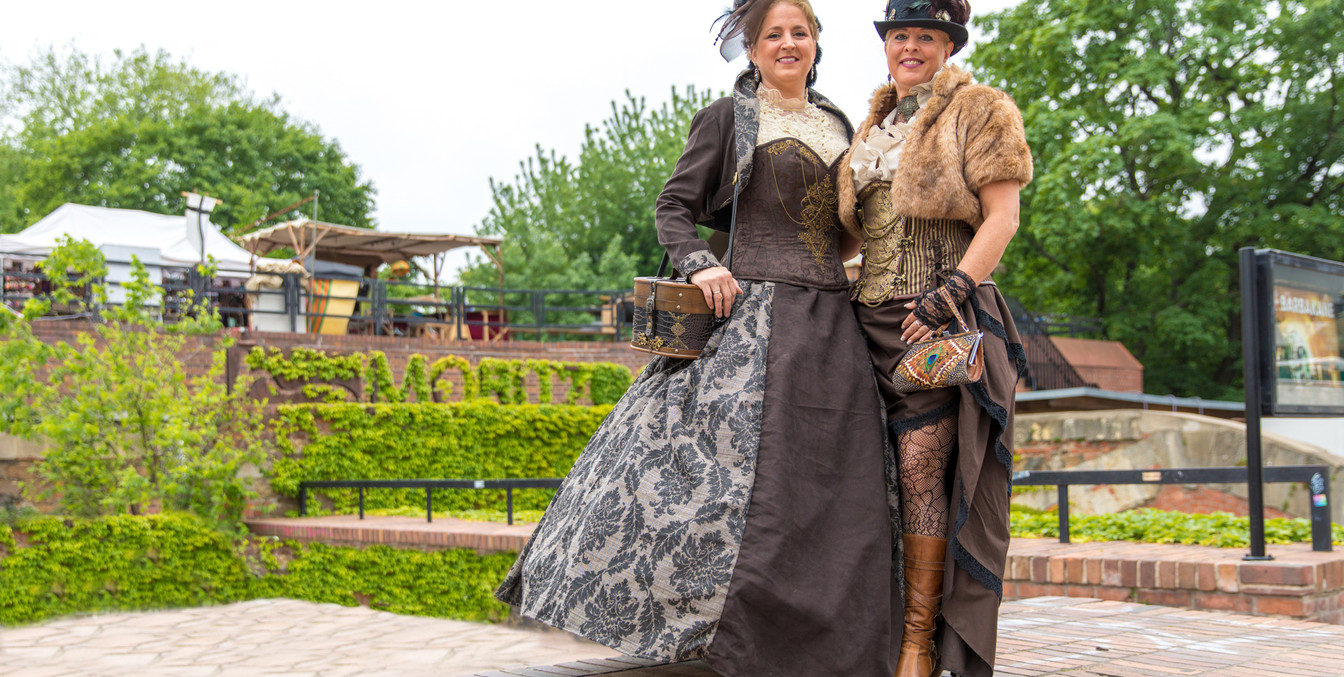 Zwei aufwändig kostümierte Frauen in Steampunk-Optik stehen auf der Moritzbastei, Veranstaltungen, Szene, musik