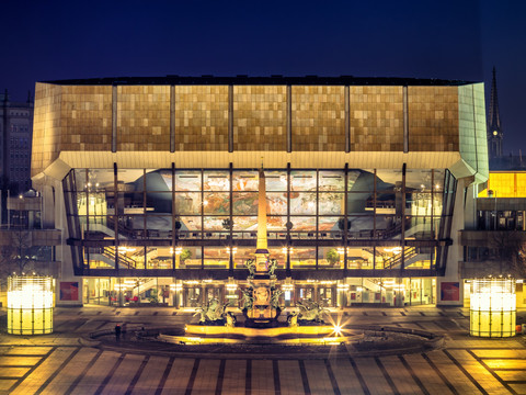 Blick auf das Gewandhaus zu Leipzig am Augustusplatz in dem das berühmte Gewandhausorchester spielt und das eine wahre Sehenswürdigkeit der Musikstadt Leipzig ist, Kultureinrichtung